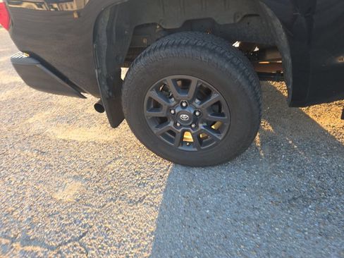 Used 2021 Toyota Tundra 4x4 CrewMax image 12