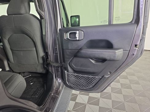 Used 2018 Jeep Wrangler Unlimited Sahara AWD/4WD image 30