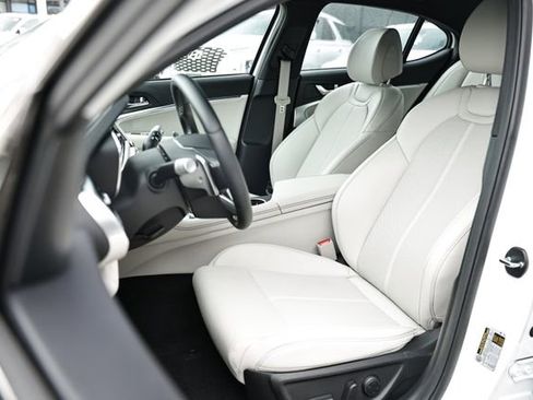 Used 2025 Genesis G70 2.5T image 19