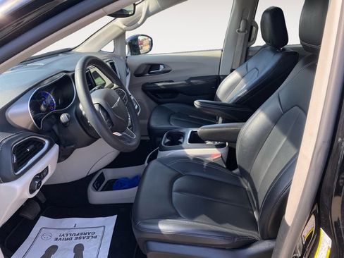 Used 2024 Chrysler Pacifica Select image 15