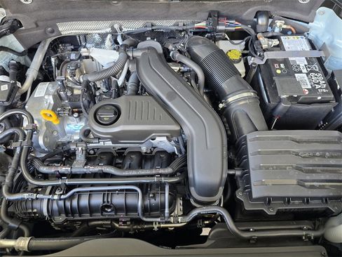 New 2025 Volkswagen Taos SE image 21