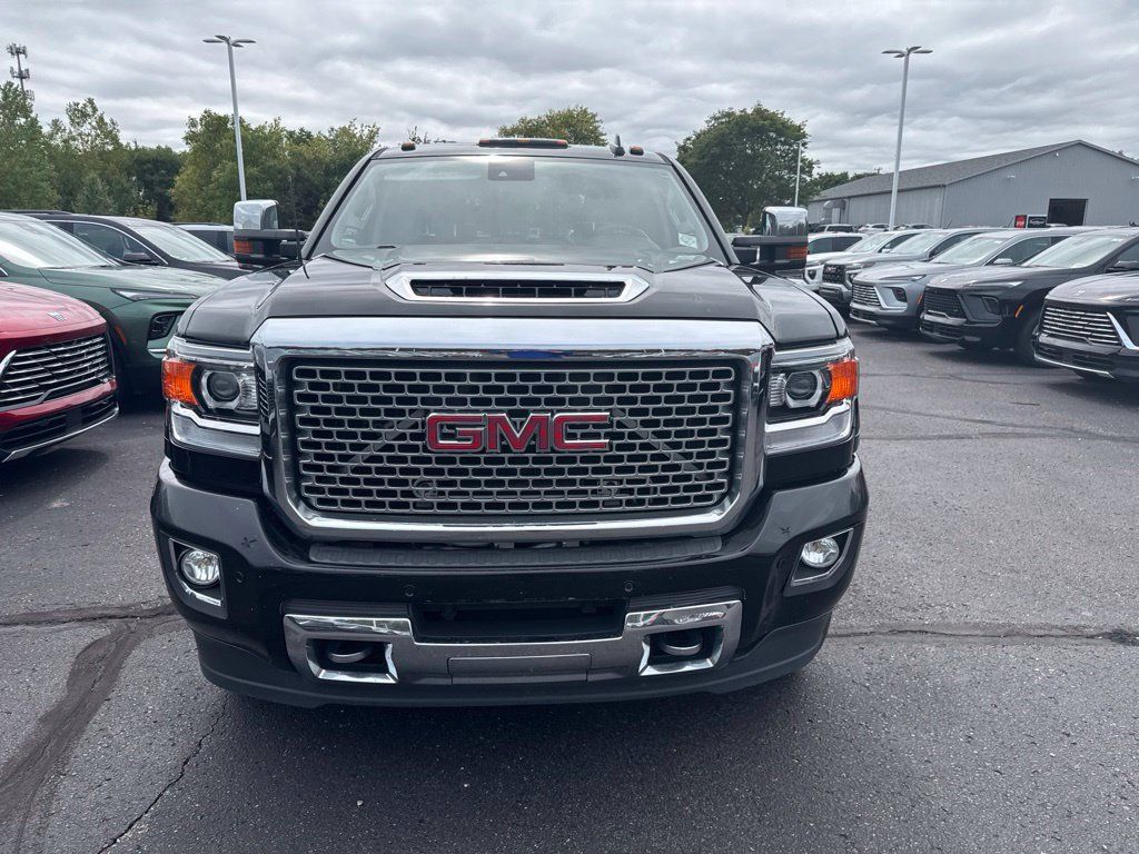 Used 2017 GMC Sierra 2500 Denali w/ Duramax Plus Package AWD/4WD image 5