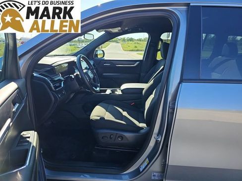 Used 2025 GMC Acadia Elevation FWD image 19