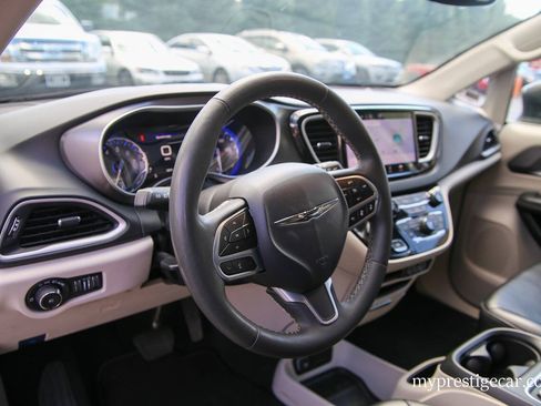 Used 2023 Chrysler Pacifica Touring-L FWD image 39