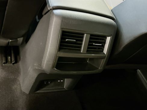 Used 2022 Volkswagen Atlas Cross Sport SE image 27