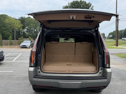 Used 2017 Cadillac Escalade Platinum AWD/4WD image 7