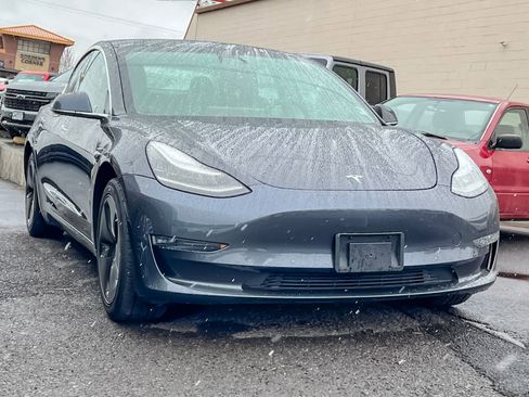 Used 2019 Tesla Model 3 Standard Range image 2