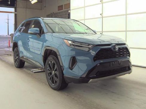 Used 2022 Toyota RAV4 SE image 3