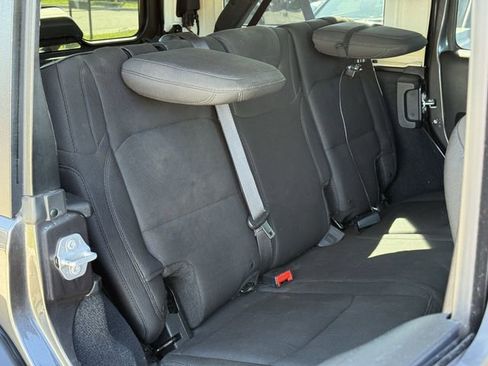 Used 2018 Jeep Wrangler Unlimited Sport S image 32