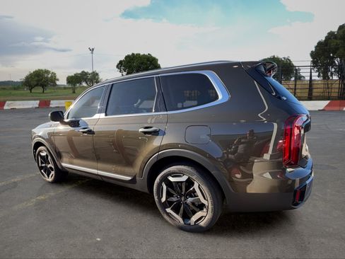 Certified 2025 Kia Telluride S FWD image 4