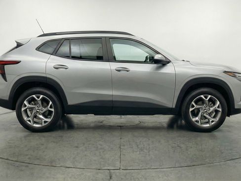 Used 2025 Chevrolet Trax LT image 11