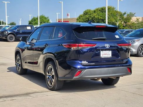 Used 2023 Toyota Highlander XLE FWD image 3