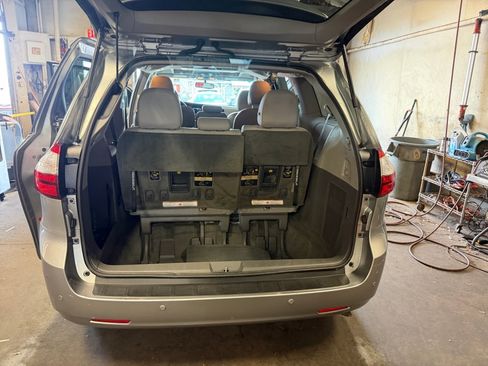 Used 2016 Toyota Sienna XLE Premium FWD image 18