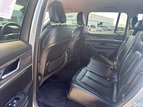 Used 2023 Jeep Grand Cherokee Limited AWD/4WD image 30