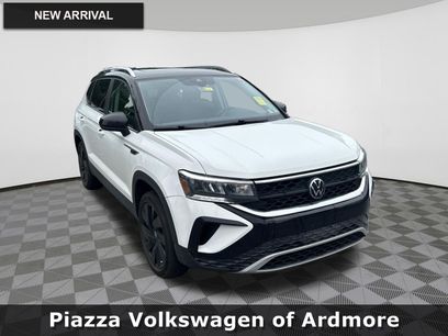 Used 2024 Volkswagen Taos SE w/ Panoramic Sunroof Package
