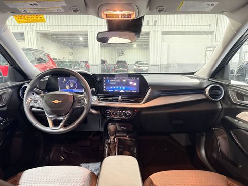 Used 2025 Chevrolet Trax LT w/ LT Convenience Package image 32