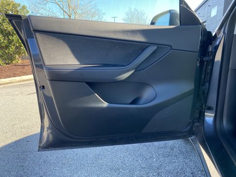 Used 2022 Tesla Model Y Long Range image 22