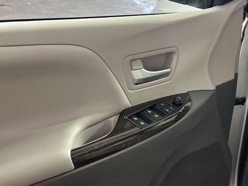 Used 2017 Toyota Sienna XLE w/ XLE Navigation Package FWD image 15