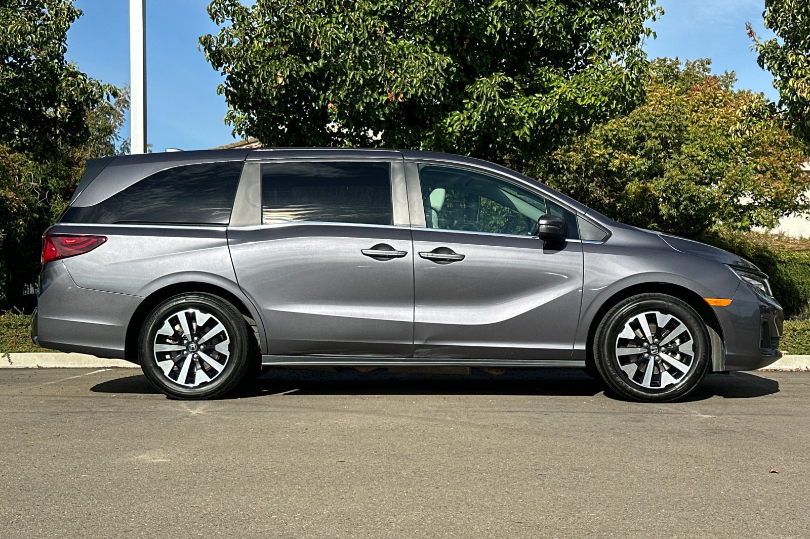 Used 2025 Honda Odyssey EX-L image 3
