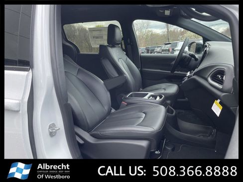 New 2026 Chrysler Pacifica Select AWD/4WD image 17
