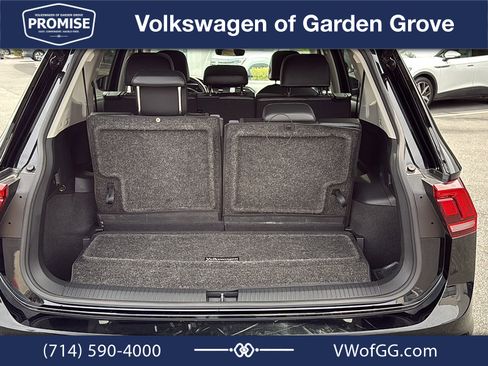 Used 2023 Volkswagen Tiguan SE w/ Panoramic Sunroof Package FWD image 11