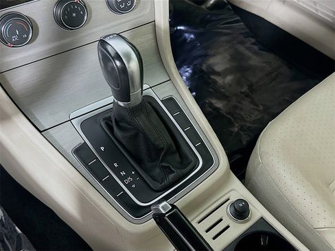 Used 2015 Volkswagen Golf SE w/ Lighting Package image 19