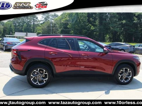 Used 2025 Chevrolet Trax LT w/ LT Convenience Package FWD image 8