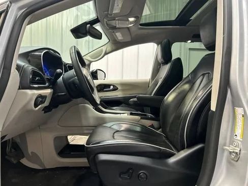 Used 2024 Chrysler Pacifica Limited FWD image 11