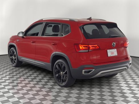 Used 2022 Volkswagen Taos SE FWD image 3