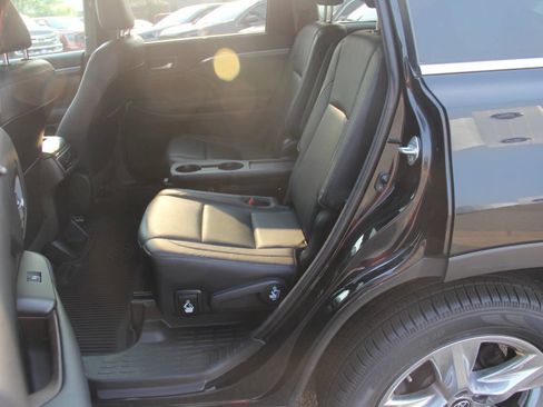 Used 2018 Toyota Highlander Limited AWD 4dr SUV image 16