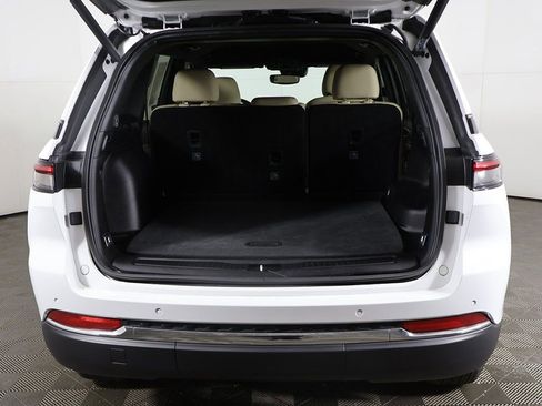 Used 2024 Jeep Grand Cherokee Limited image 17