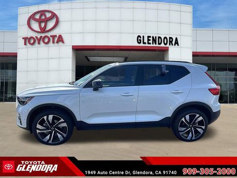 Used 2025 Volvo XC40 B5 Plus AWD/4WD image 6
