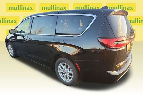 Used 2024 Chrysler Pacifica Touring-L FWD image 12