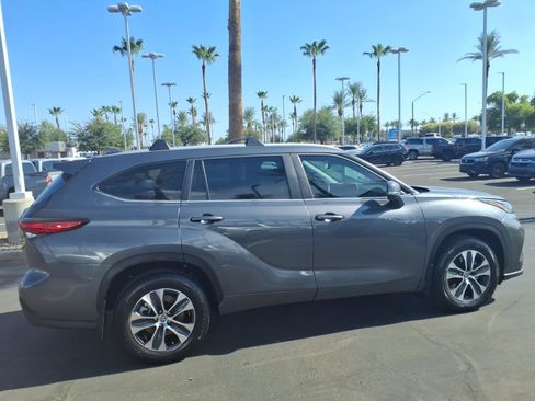 Used 2023 Toyota Highlander XLE FWD image 3