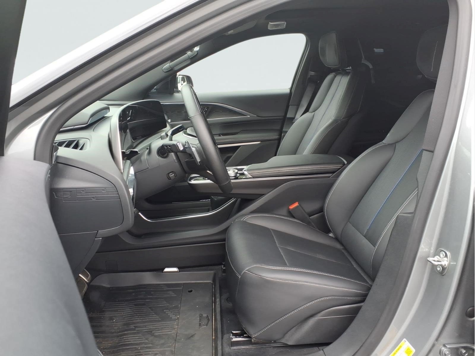 Used 2026 Cadillac Lyriq V AWD/4WD image 13