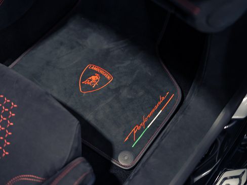 Used 2018 Lamborghini Huracan Performante AWD/4WD image 30