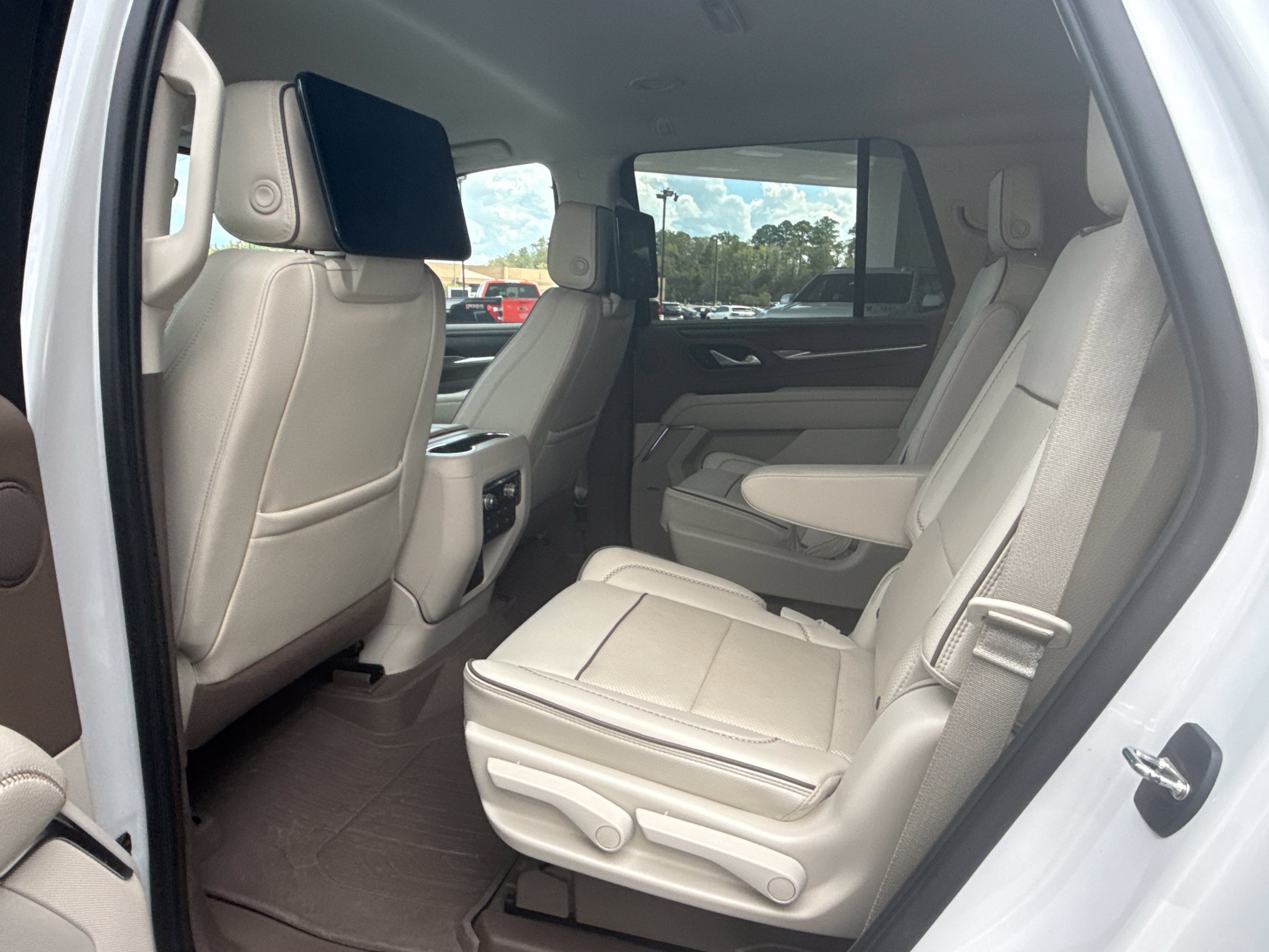 Used 2023 GMC Yukon Denali w/ Advanced Technology Package AWD/4WD image 9