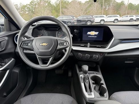 Used 2025 Chevrolet Trax LS image 17