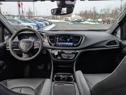 Used 2023 Chrysler Pacifica Limited w/ S Appearance Package image 11