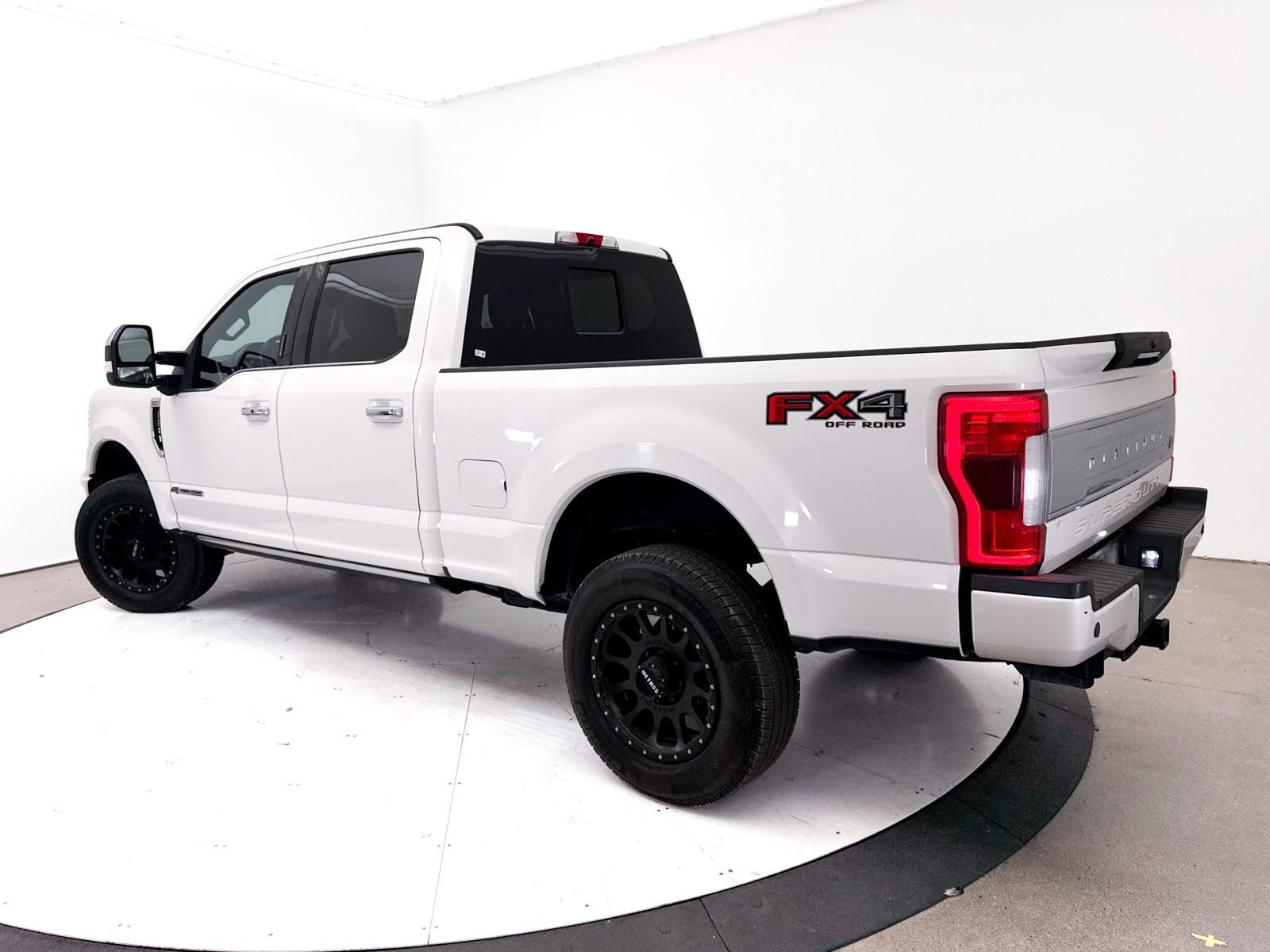 Used 2018 Ford F250 Platinum w/ Platinum Ultimate Package AWD/4WD image 2
