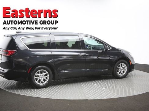 Used 2023 Chrysler Pacifica Touring-L FWD image 43