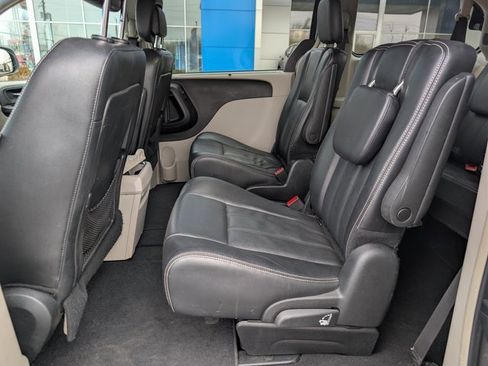 Used 2015 Chrysler Town & Country Touring w/ Driver Convenience Group image 15