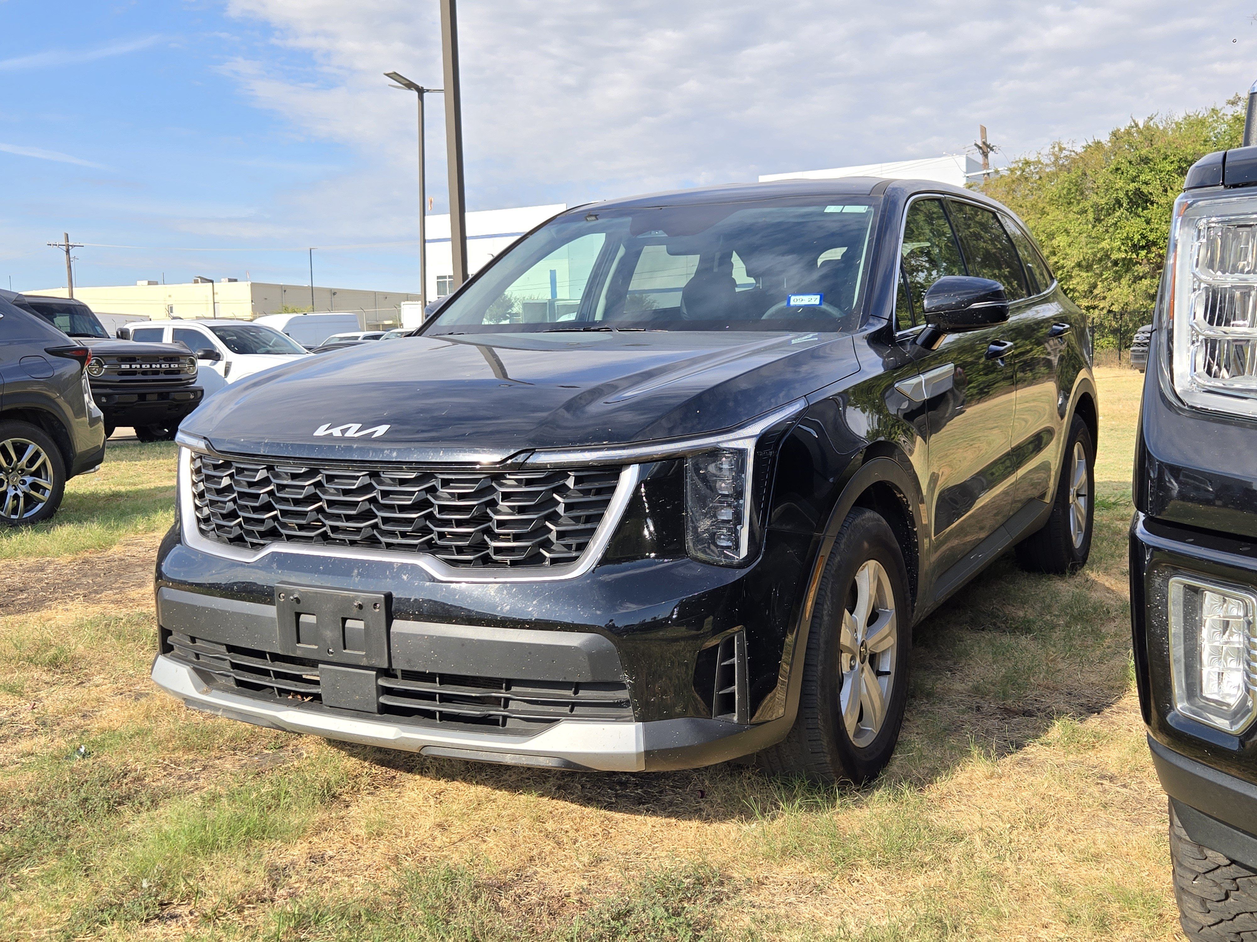 Used 2025 Kia Sorento LX FWD image 3