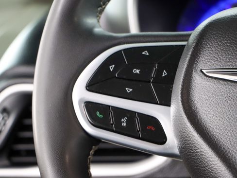 Used 2023 Chrysler Pacifica Touring-L image 13