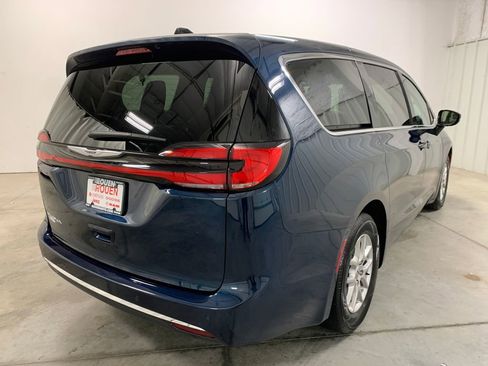Used 2025 Chrysler Pacifica Select FWD image 27