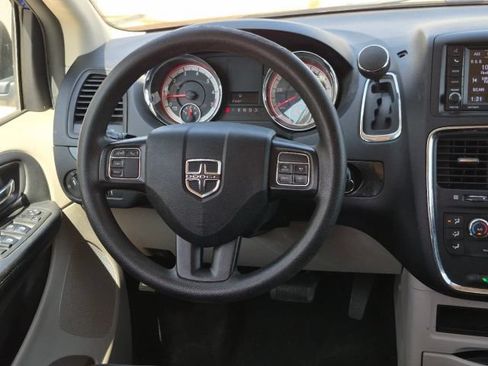 Used 2019 Dodge Grand Caravan SE w/ UConnect Hands-Free Group FWD image 21