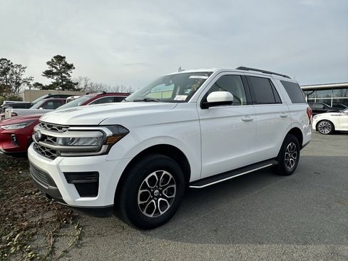 Used 2023 Ford Expedition XLT image 2