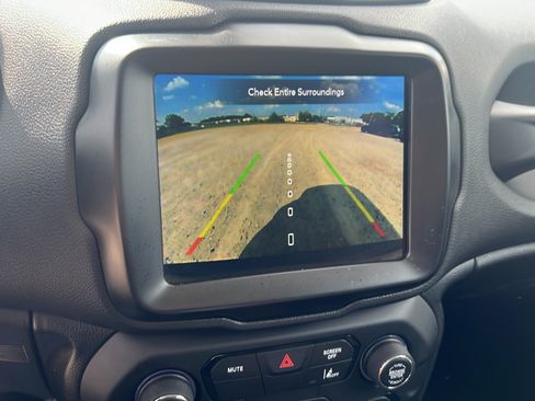 Used 2023 Jeep Renegade Latitude AWD/4WD image 16