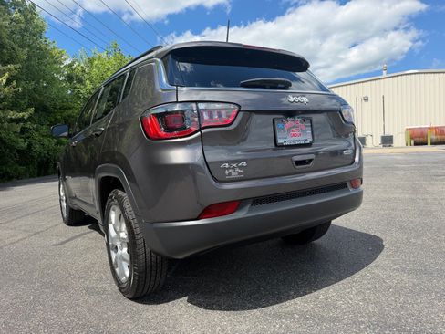 Used 2022 Jeep Compass Latitude AWD/4WD image 11