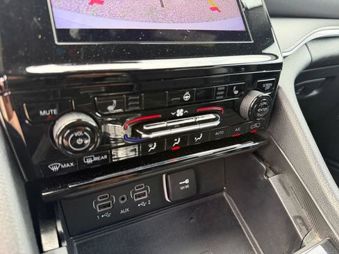 Used 2024 Jeep Grand Cherokee Altitude RWD image 31
